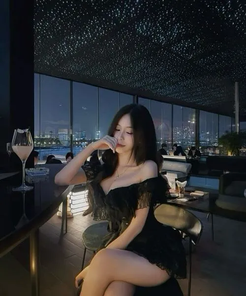 Váy ngắn khoe chân tạo cảm xúc rung động