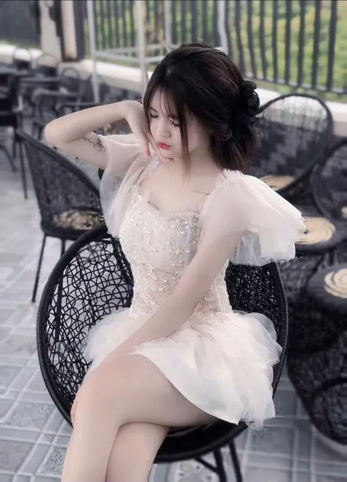 Phong thái gần gũi hòa cùng váy ngắn trẻ trung