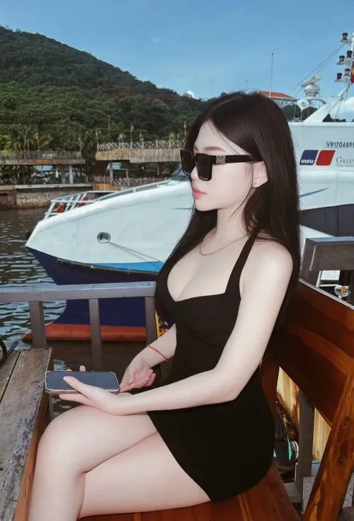 Váy ngắn giúp gái xinh khoe đôi chân thon trong từng khung hình