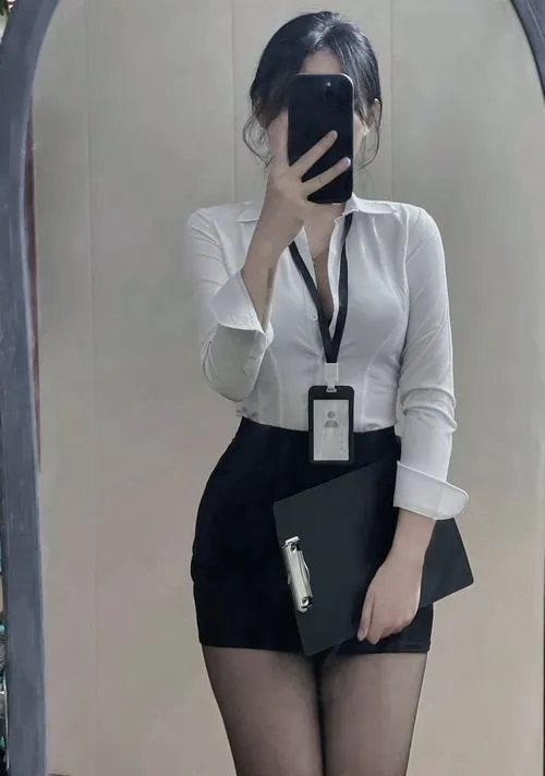 Chân dài tăng sức hút váy ngắn gợi cảm bí ẩn