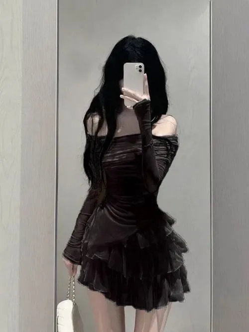 Ánh nhìn cuốn hút sau váy ngắn đen say