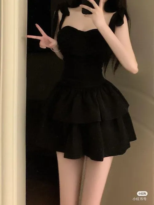 Trang phục tạo khí chất từ váy ngắn đen