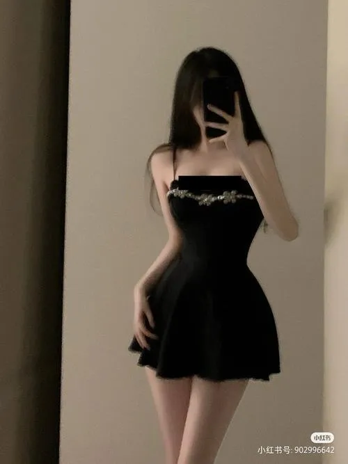 Màu đen tạo chiều sâu váy ngắn đen mê hoặc