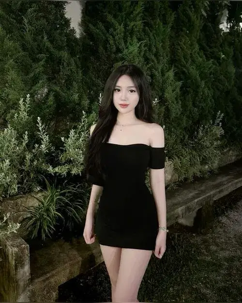 Thần thái cuốn hút toát váy ngắn đen