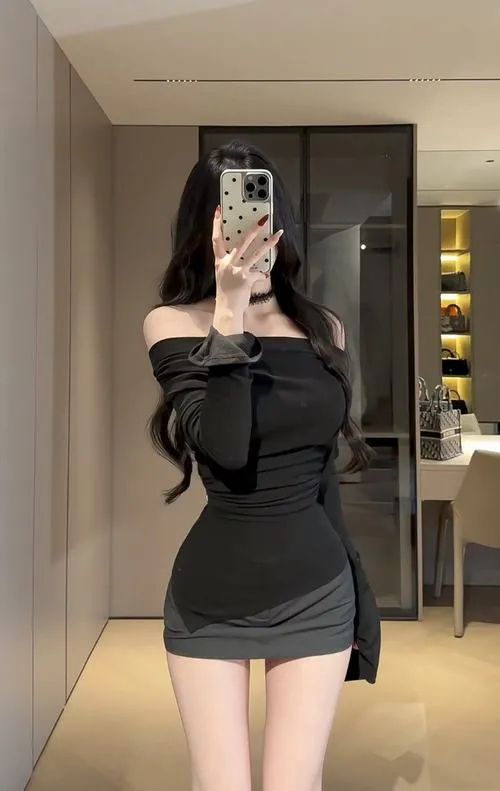 Váy ngắn đen tôn dáng gái xinh theo cách khiến người xem tò mò