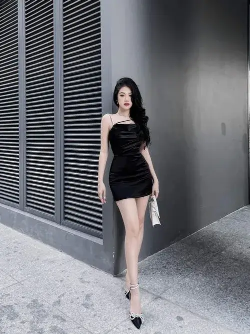 Phong cách huyền bí định hình bởi váy ngắn đen đêm