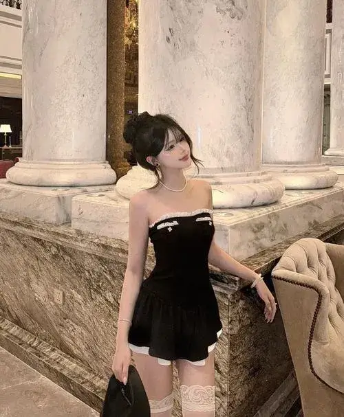 Màu đen sâu nâng tầm thần thái lạnh quyến rũ