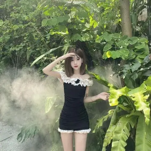 Váy ngắn đen sexy tôn đùi thon nõn nà