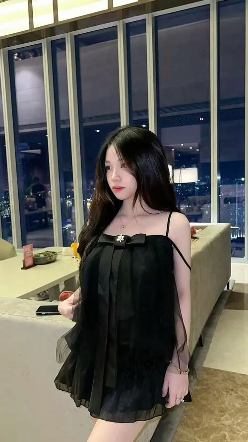 Váy ngắn đen làm nổi bật đùi thon nhờ ánh sáng