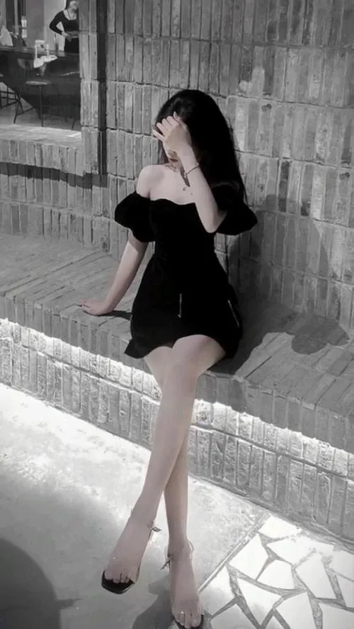 Đùi trắng nổi bật dưới mép váy trên đùi