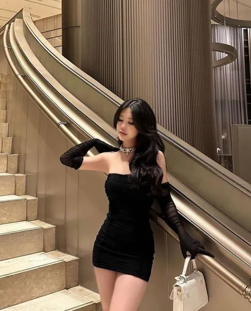 Váy ngắn đen làm nổi dáng chân dài huyền bí