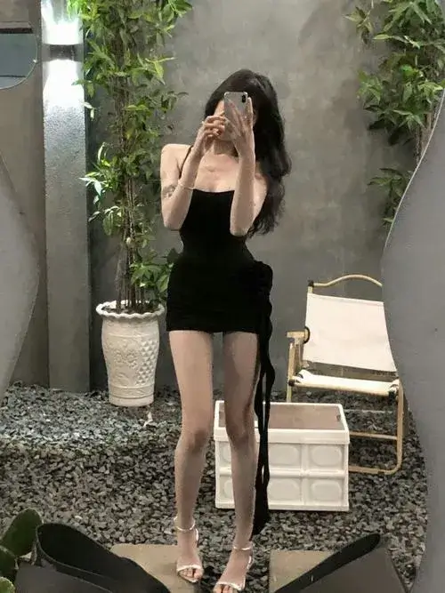 Gái sexy váy ngắn tỏa phong cách huyền bí