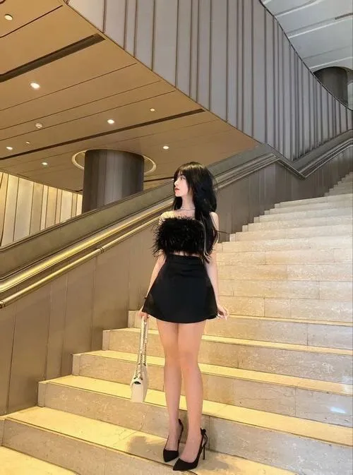 Phông nền tối tôn váy ngắn đen đầy mê hoặc