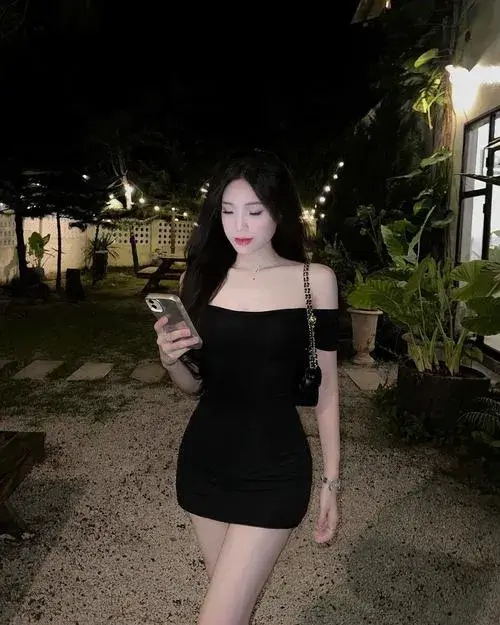 Huyền hoặc phủ lên màu đen phủ toàn váy