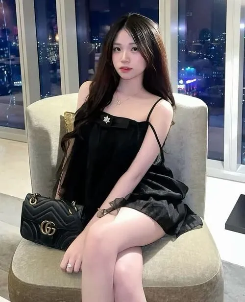 Gợi cảm lan tỏa từ váy ngắn đen khiêu khích nhẹ