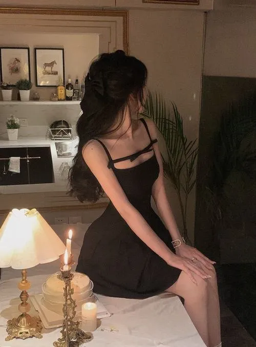 Chân thon kéo dài dáng người nhờ váy ngắn đen