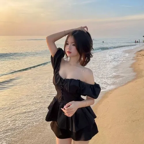 Da mịn phản sáng cùng váy ngắn đen cuốn mắt nhẹ