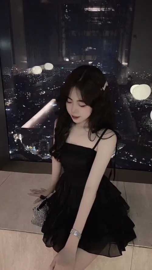 Gái xinh váy ngắn đen mang khí chất vừa lạnh vừa sexy