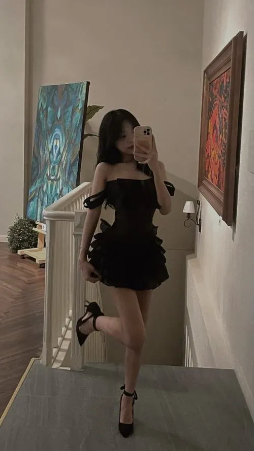 Tất da chân đi cùng váy ngắn đen tăng huyền bí