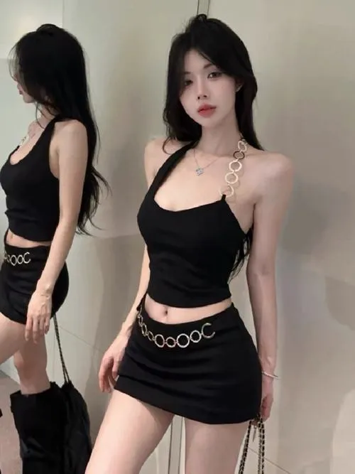 Ánh sáng làm da mịn hơn dưới váy ngắn đen huyền