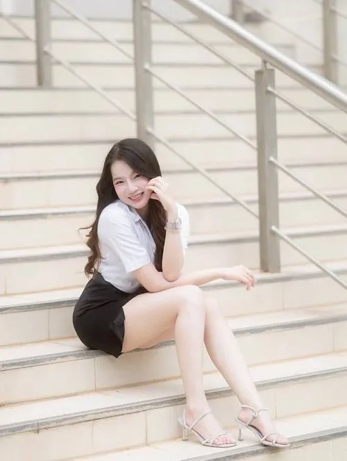 Thần thái quyết định độ cuốn diện váy ngắn đen