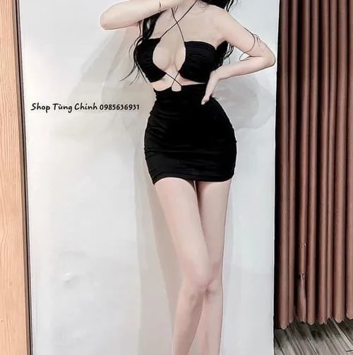 Người xem bị kích thích tò mò trước váy ngắn đen