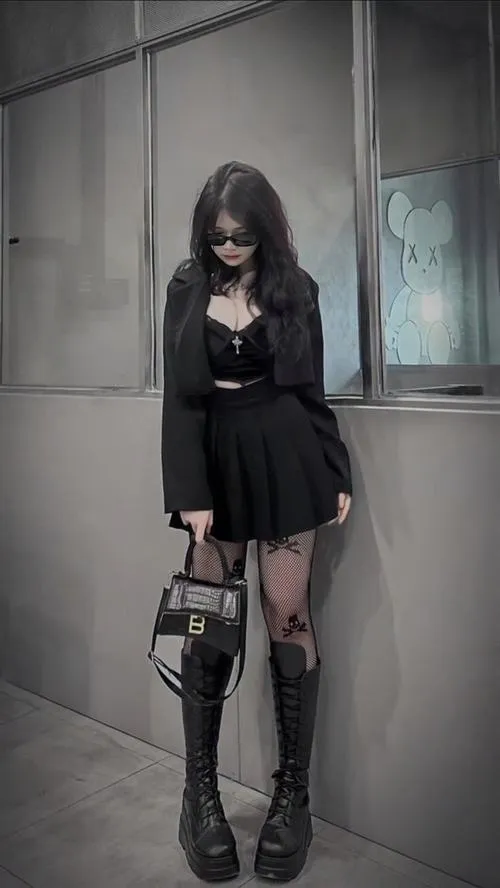 High fashion kết hợp vibe lạnh lùng sắc sảo