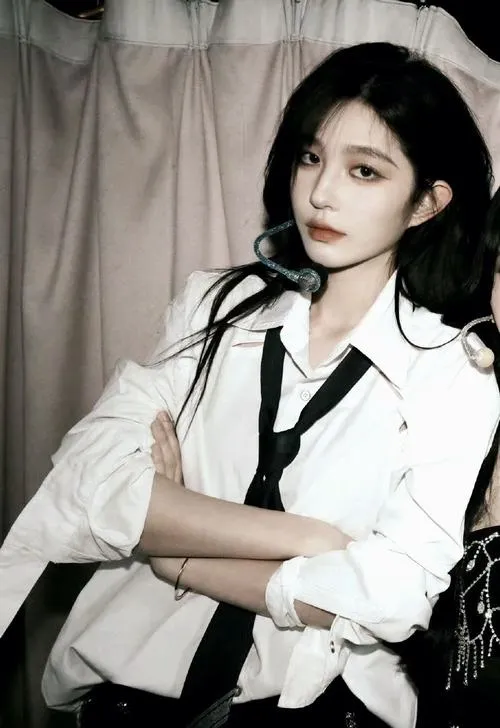 Ảnh gái xinh lạnh lùng với ánh mắt mạnh và phong cách rất riêng