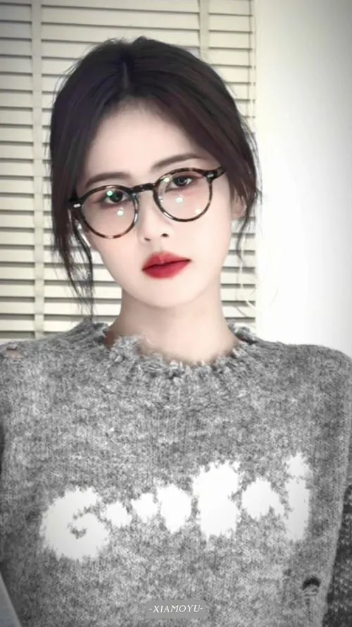 Cô nàng cool lan tỏa vibe chất chơi cùng kính street style