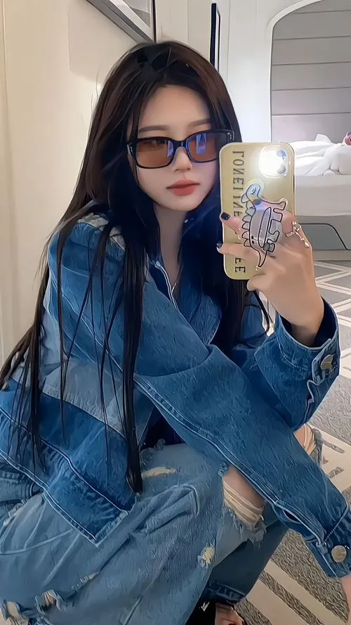 Nàng bad girl buộc tóc cao đeo kính rất cuốn