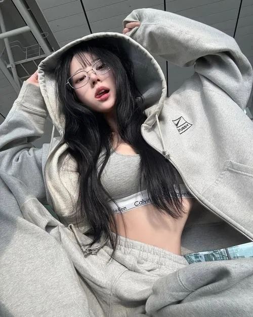 Cô nàng cool toát lên vẻ ngầu lòi khi đeo kính