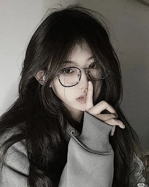 Gái xinh đeo kính khoe vibe ngầu lòi nhìn là thấy chất riêng