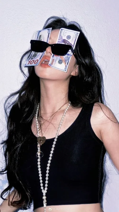 Gái xinh đeo kính phong cách ngầu khiến anh em xem là khó rời mắt