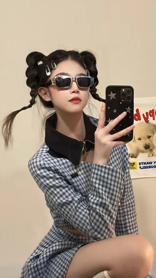 Thiếu nữ cá tính sở hữu gương mặt góc cạnh cùng kính