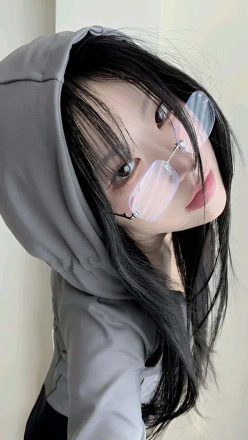 Hot girl lạnh lùng thể hiện chất chơi qua kính tối