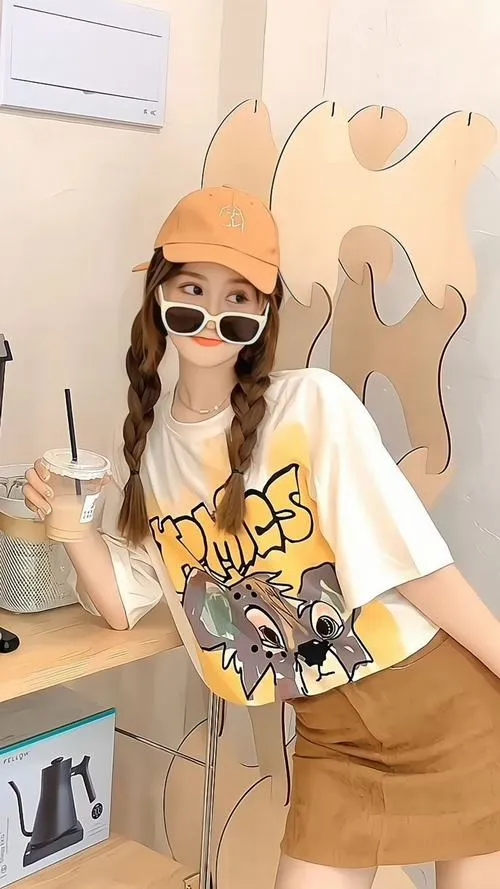 Cô nàng cool hòa khuôn mặt và thần thái cùng kính