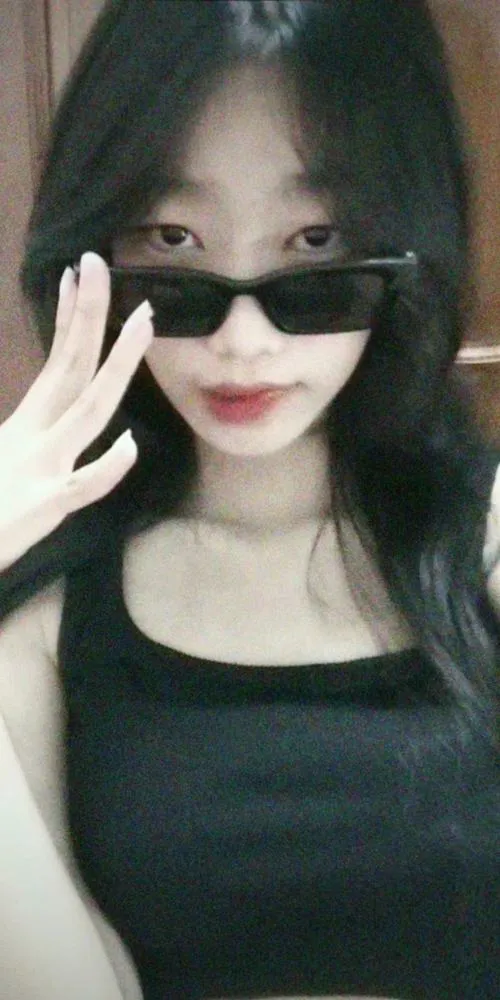 Thiếu nữ cá tính với ánh mắt sắc sau kính đầy cuốn hút