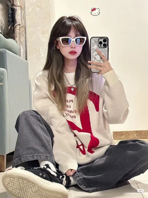 Cô gái đeo kính chất khiến người xem cuốn ánh nhìn