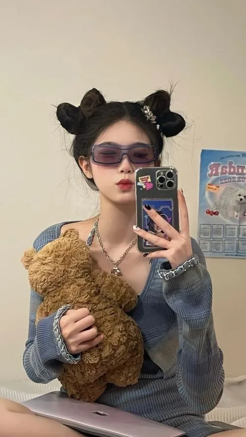 Hot girl lạnh lùng diện áo oversize cùng kính lạnh tanh