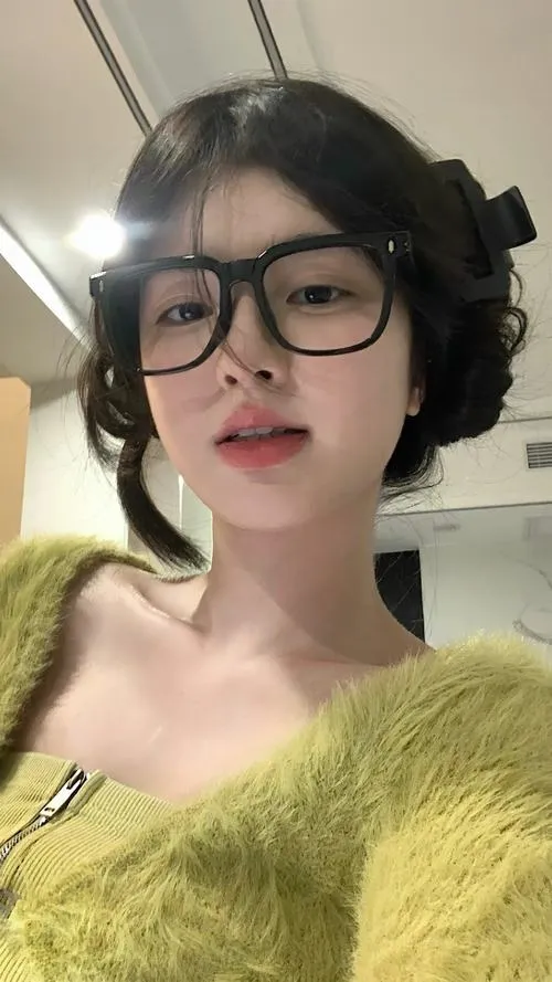 Thiếu nữ cá tính phối outfit và phụ kiện rất hợp kính