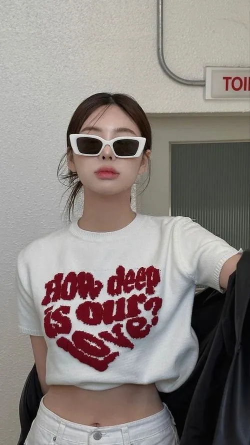 Cô gái đeo kính chất thể hiện phong cách và cá tính