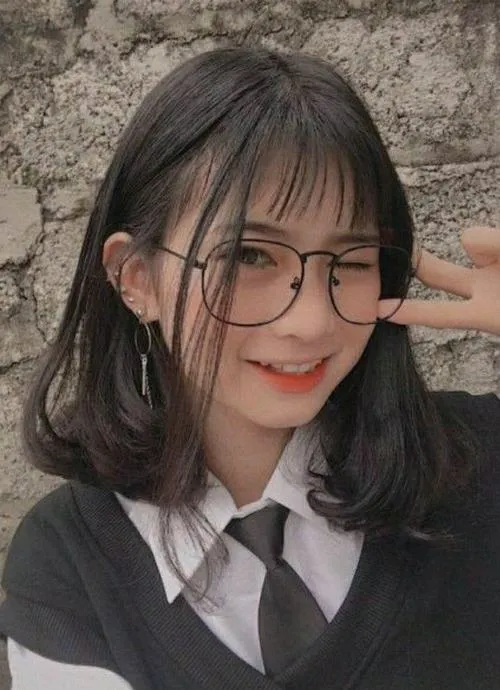 Cô nàng cool mang vibe bad girl rõ nét cùng kính