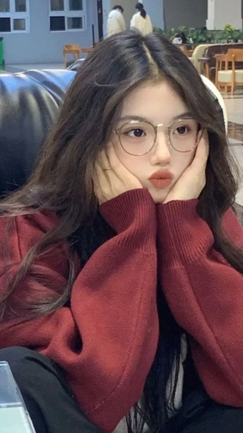 Thiếu nữ cá tính đúng kiểu ngầu không cần diễn