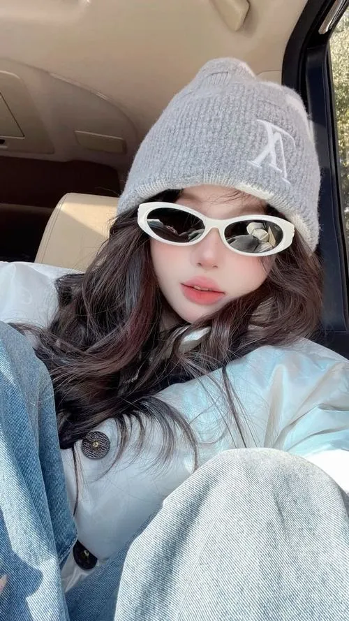 Hot girl lạnh lùng để tóc thẳng dài kết hợp kính ngầu