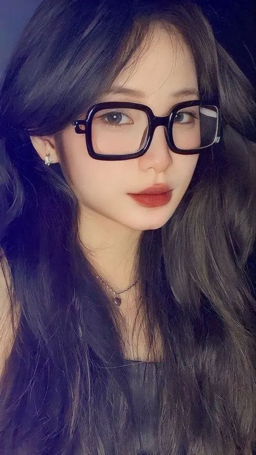 Cô nàng cool với ánh mắt sắc sau kính đầy khí chất