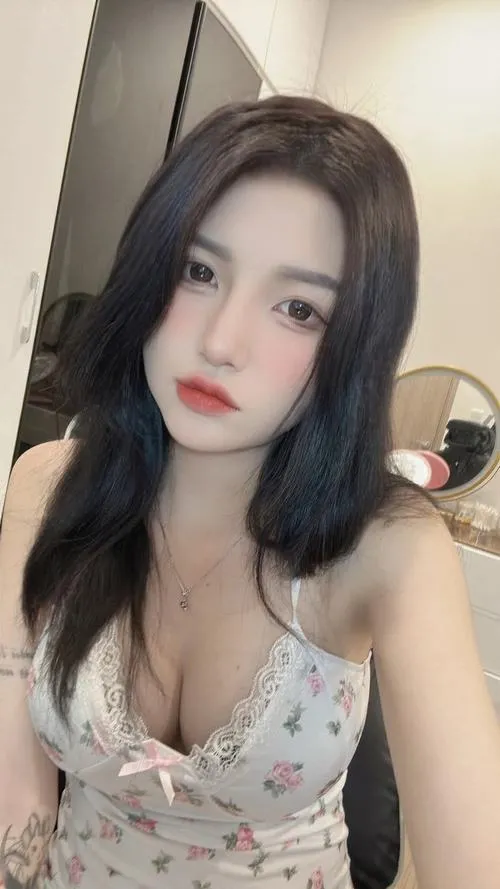 Phụ nữ khoe vòng một đầy đặn trong vibe điện ảnh mơ màng