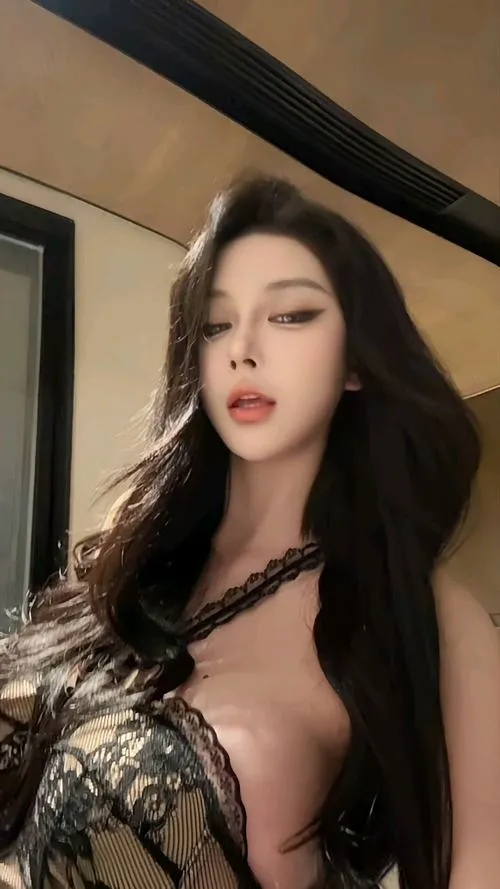 Cô gái xoay vai làm vòng một đầy đặn nổi khối