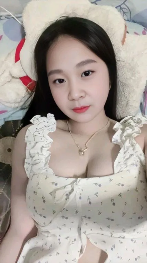 Gái đẹp chụp chân dung mềm với ngực to cân đối