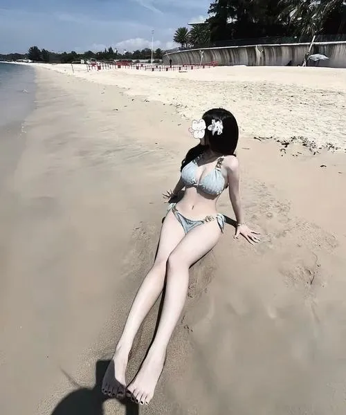 Gái xinh mặc dây áo tạo điểm nhìn cho vòng một