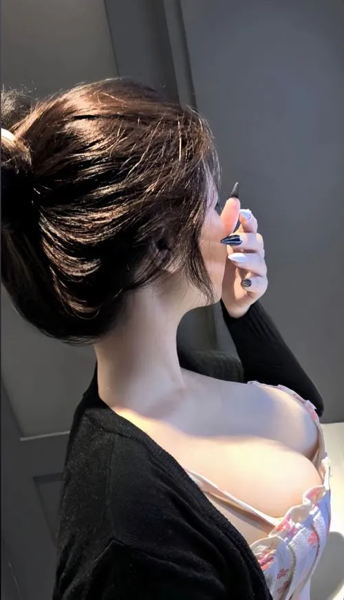 Cô nàng hoàn thiện tổng thể nhờ biểu cảm và vú lớn